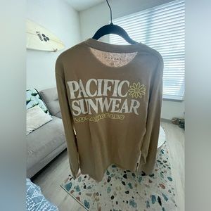 *LIKE NEW* Pacific Sunwear Daisy Graphic Long Sleeve Tee